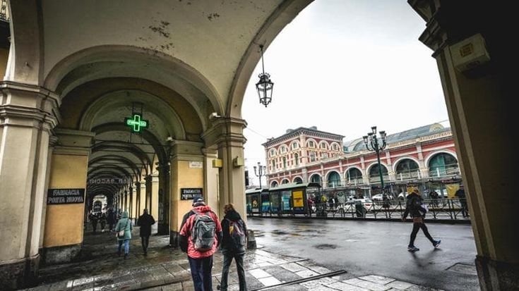 Via Sacchi resiste e rilancia: “Ma i portici diventino più belli”