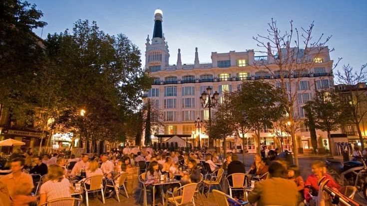 Spagna, la ministra del lavoro vuol far chiudere ristoranti e bar alle 22. E nella terra delle tapas h24 è il finimondo
