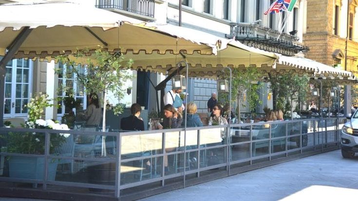 Dehors dei locali vietati a Firenze, in 50 strade del centro e divieto di pubblicità