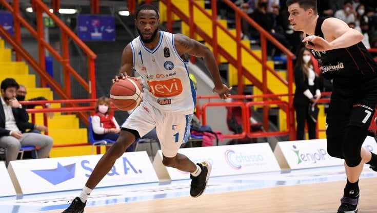 Basket, serie A: Napoli fa l'impresa, battuta la Virtus Bologna 92-89
