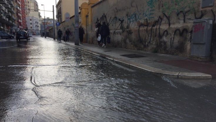 Bari, fiumi d'acqua su corso Benedetto Croce: fuoriuscita da condotta Aqp. Strada chiusa e disagi 