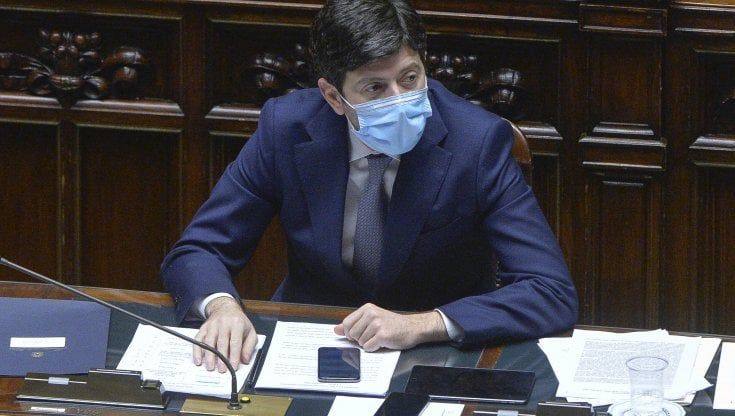 Covid, Speranza alla Camera chiede unità tra battute e citazioni. Lo spettro della crisi agita i deputati