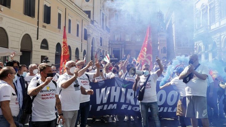 Licenziamenti verso la fine del blocco. Ora la protesta si sposta in Parlamento 