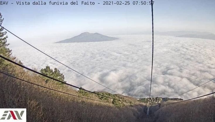 Il Vesuvio in un mare di nuvole, l'immagine dalla funivia del Monte Faito