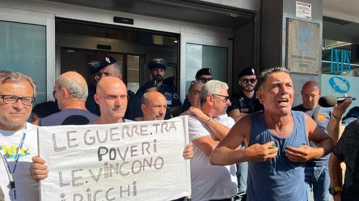 Stop al reddito tensione e proteste: presidiati uffici comunali e dell’Inps a Napoli e in provincia