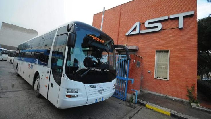 Settanta bus fermi in garage, l’Ast paga affitti d’oro ai privati