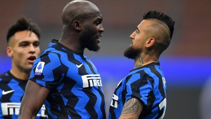 Da Caniggia-Maradona a re Artù, quei baci sul campo celebri e discussi