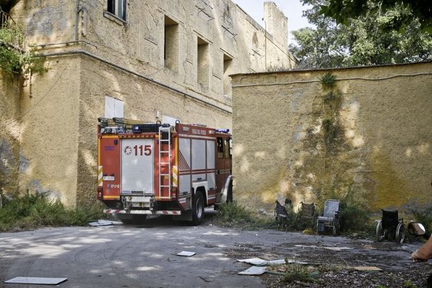 Napoli, incendio nella ex Villa Russo, 4  vigili del fuoco intossicati