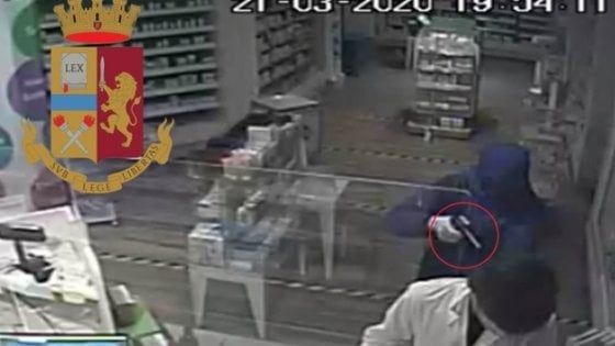 Milano, rapina una farmacia ma poi si pente: 18enne si costituisce con un messaggio sulla app YouPol