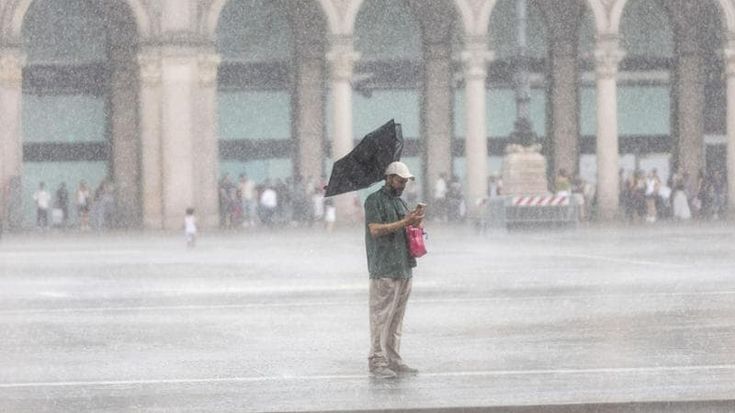 Meteo, a Milano arrivano grandine e temporali. Domani allerta arancione: piscine chiuse dalle 14