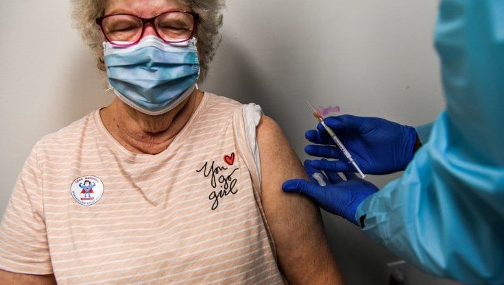 Coronavirus, in Lombardia primi vaccini dal 4 gennaio per medici, Rsa e forze dell'ordine: si parte con 300 mila dosi