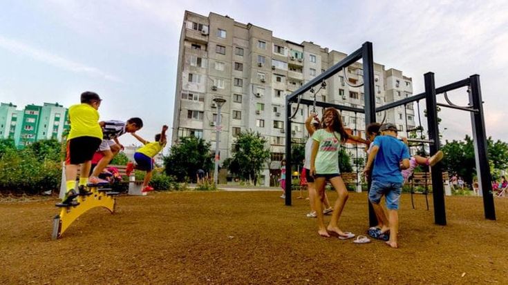 L’infanzia e la metropoli, come sopravvivere al sadismo urbanistico progettando la città che non c’è