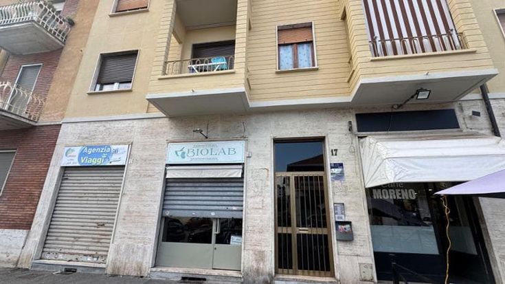 Trovata morta, avvolta in un lenzuolo e nascosta nel cassettone sotto il letto: c’è un indagato