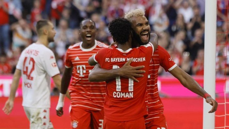 Bundesliga, il Bayern Monaco ne fa sei al Mainz e si prende la vetta. Il Dortmund vince a Francoforte