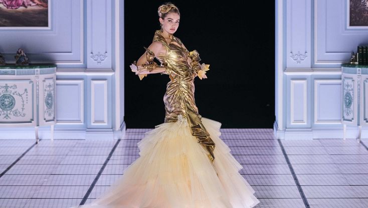 Il surrealismo di Moschino alla fashion week milanese: la casa si indossa