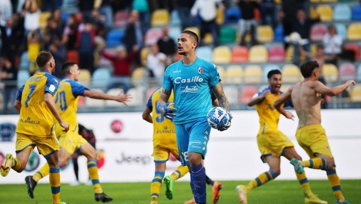 Serie B, Benevento ko, Cannavaro si dimette: il club dice no e manda tutti in ritiro. Il Frosinone batte il Bari: è in vetta col Genoa. La Spal di De Rossi è travolgente