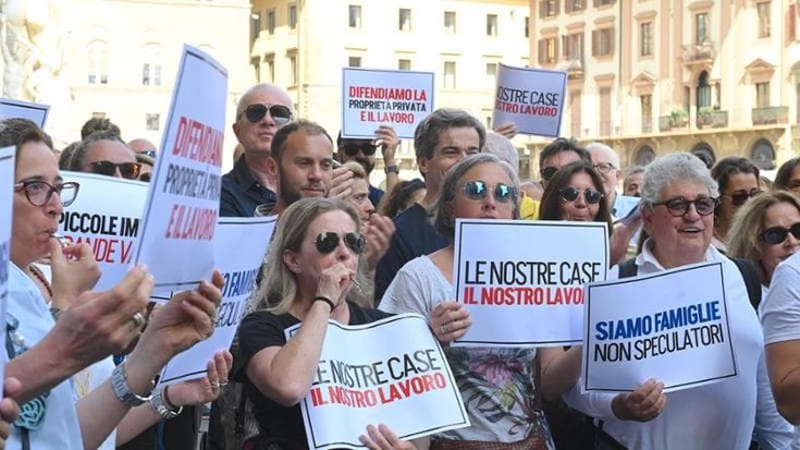 Guerra agli affitti brevi, la protesta degli host fiorentini: "Difendiamo la proprietà privata"