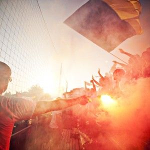 Fanno irruzione in tribuna e pestano i tifosi con i manici di piccone: "Erano neofascisti"
