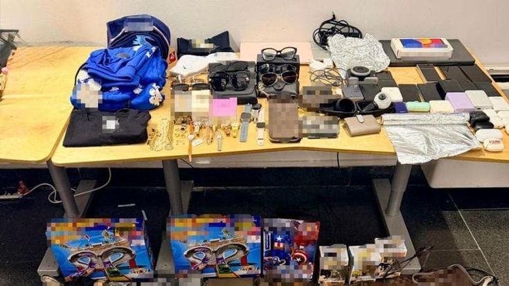 Metro Finocchio, scoperto lo showroom dei borseggiatori latinos: “Oltre duecento pezzi rubati”