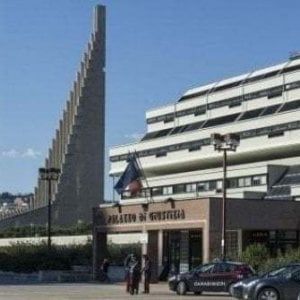 Caserta, adescavano 15enni di case - famiglia: 3 condanne a 6 anni