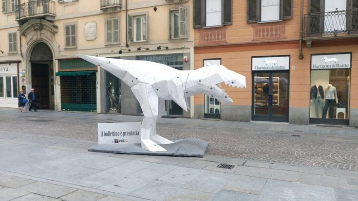 Via Lagrange, un dinosauro di bollette: "Paga elettronico, la carta è preistoria" 