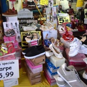 Un'estate con i saldi d'agosto. Ma le regioni partono con i maxi-sconti