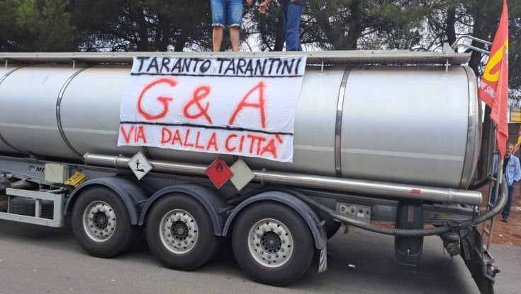 Taranto, sciopero degli autotrasportatori davanti all'Eni: 80 tir in fila. "Allarme per i rifornimenti"