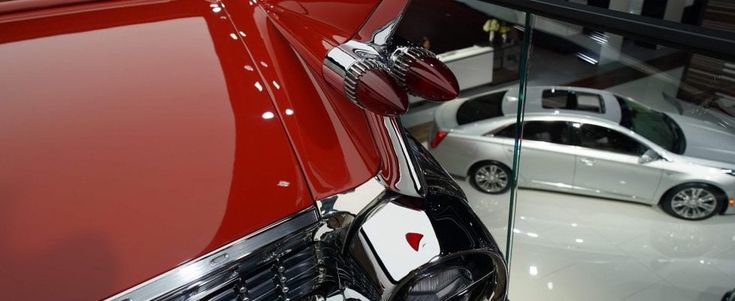 Pinne ed esagerazioni: il grande ritorno Cadillac