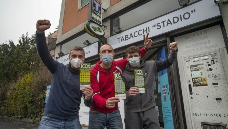 Milano, vince 5 milioni col Gratta e Vinci in un tabacchi di via Novara: "Grazie, farò un buon Capodanno"