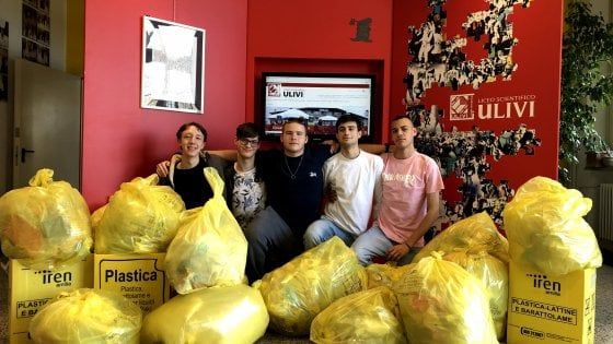 Parma, i liceali eliminano le bottigliette: a scuola borraccia e distributore d'acqua 