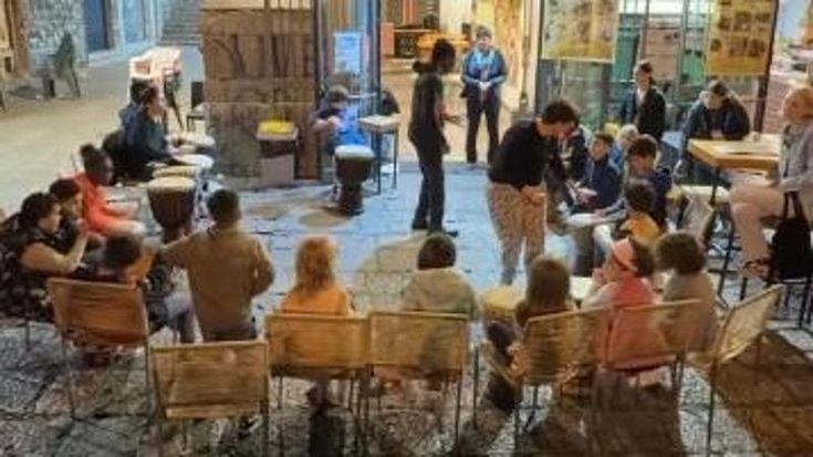 “Maestro, mi sento sola perché ho la pelle marrone”. E il docente fa lezione di inclusione in piazza