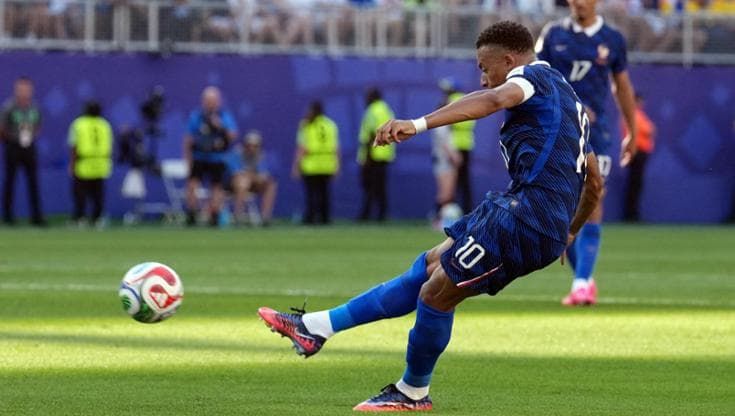 Francia, che fatica con il Paraguay: decide Mbappé. Squadra bloccata da una tempesta in aeroporto