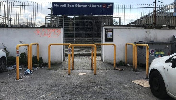 Barriere architettoniche a Napoli: "Quei paletti davanti alla stazione di San Giovanni che lasciano fuori i disabili"