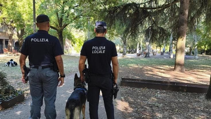 Picchiarono quattordicenne al parco e lo ripresero con lo smartphone: denunciati cinque coetanei