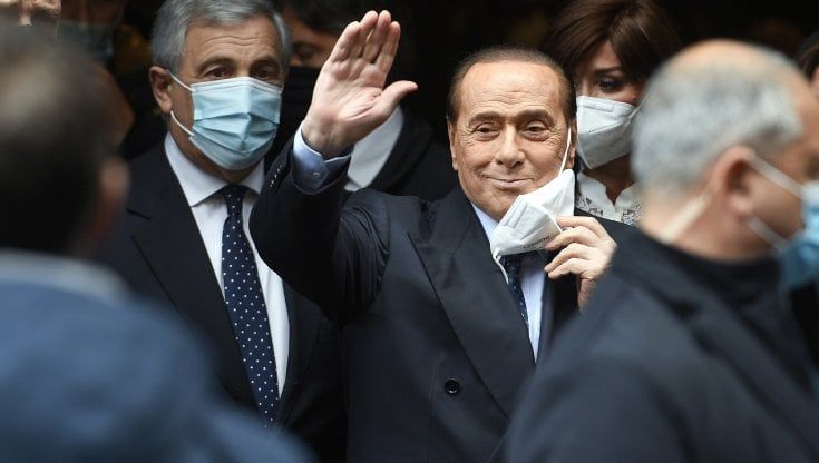 Berlusconi cade in casa: ricoverato a Milano per una contusione al fianco. Poi dimesso