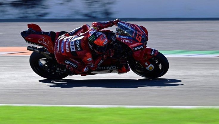MotoGp Valencia, Bagnaia per un soffio in Q2. Tante cadute, nel paddock c'è anche Rossi