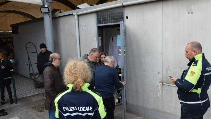 Furto al mercato di corso Mazzini, rubati i salumi e i formaggi per le feste