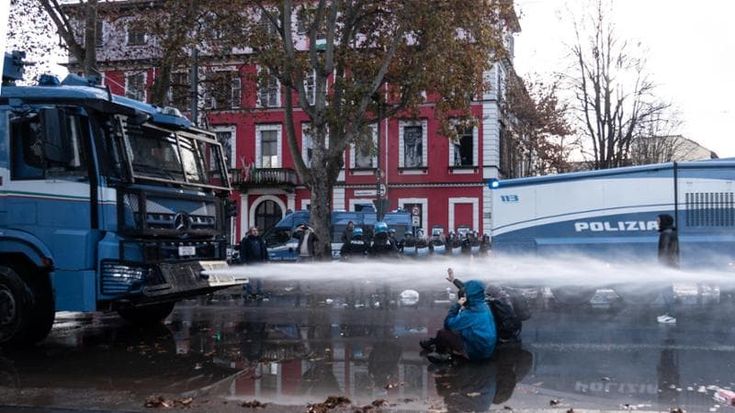 Askatasuna sgomberato: la rete solidale e gli assalti violenti. I due volti del centro sociale