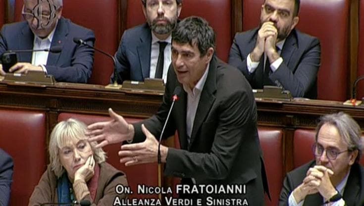 Iran, Fratoianni a Crosetto: "Ministro chiami Giorgia Meloni e le dica di venire qui in Parlamento"