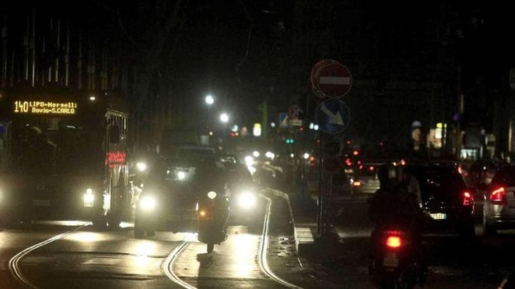 Guasto alla rete elettrica, al buio via Chiatamone e piazza Vittoria