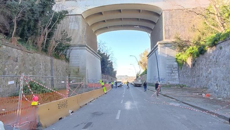 Posillipo, riaperta Discesa Coroglio con carreggiata ristretta dopo lo smottamento di un terrazzo
