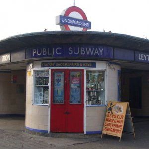 Londra, uomo accoltellato in metro. L'aggressore: "Questo è per la Siria"