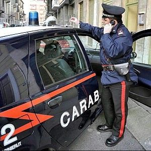 Rapinano banca con un trattore e poi scappano in moto