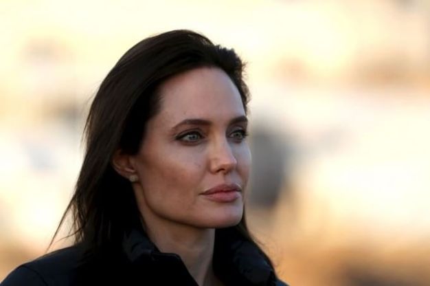 Angelina Jolie si fa rimuovere anche le ovaie per paura del cancro