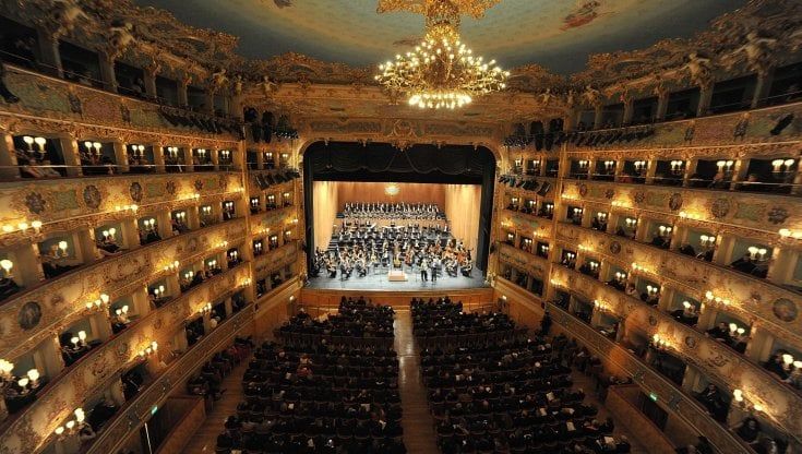 Venezia, 25 anni fa il rogo alla Fenice. Il ricordo dei testimoni diventa un libro