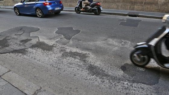 Roma, cinquemila fratture in più: ecco i costi sanitari delle buche  
