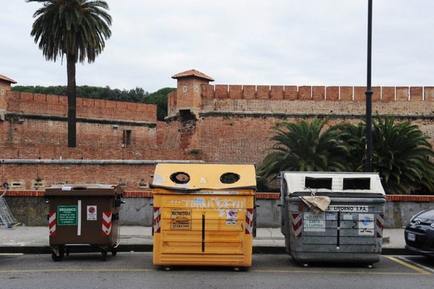 Livorno, svuotati i cassonetti in alcuni quartieri, in altri ancora no