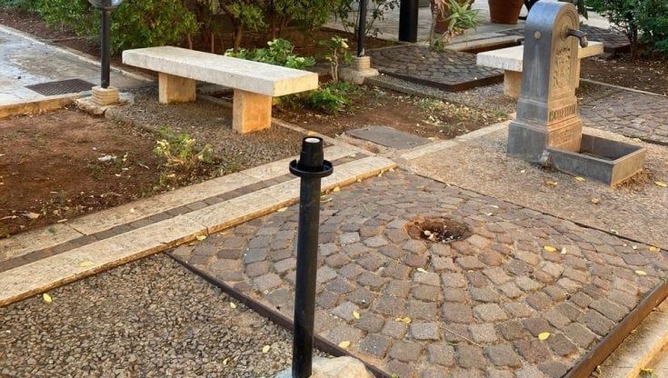 Danneggiati i lampioni di piazzetta Pino Puglisi. Il presidente del centro: "Basta omertà"