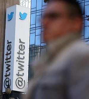 Twitter sfida Facebook a Wall Street. Fondatori gi&agrave; milionari con i cinguettii