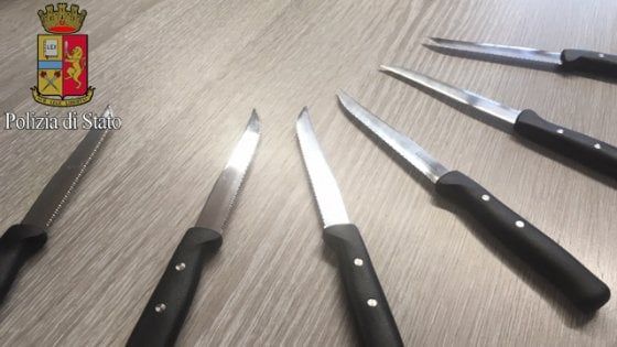 25 Aprile a Milano, al corteo con i coltelli nello zaino: fermato un 41enne con problemi psichici